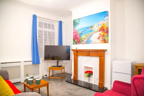 Communal lounge/ TV room, TV and multimedia, Living room, Seating area, Evening entertainment