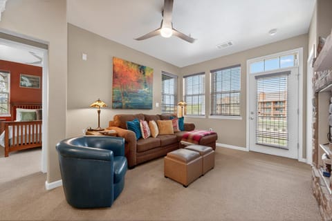 Day, Living room, Seating area, Bedroom, Mountain view, furniture