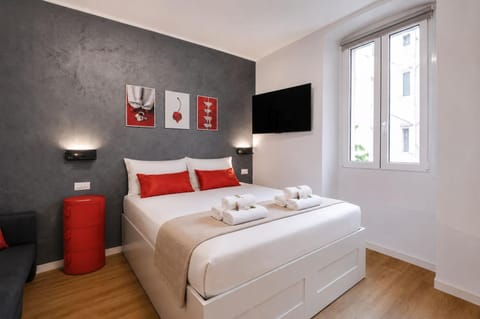 Bed, TV and multimedia, Bedroom, towels