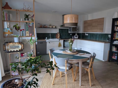 Kitchen or kitchenette, Dining area, stove