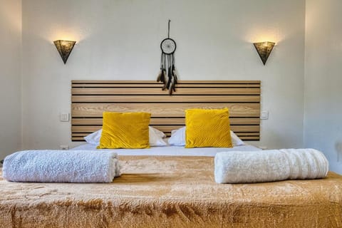 Bed, Photo of the whole room, Bedroom, towels