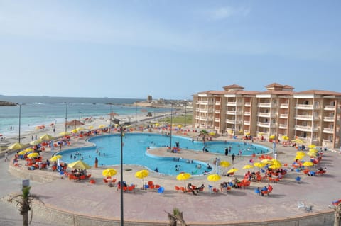 Day, Pool view