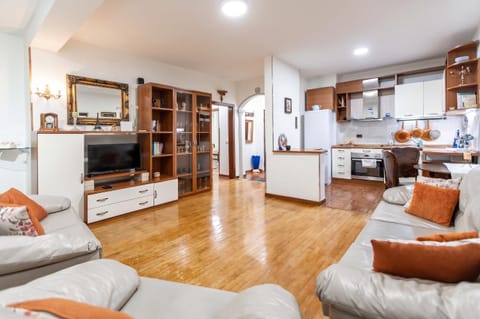 Communal lounge/ TV room, TV and multimedia, Kitchen or kitchenette, Living room, Seating area, Dining area, Evening entertainment, dishwasher, minibar, oven, pet friendly, stove