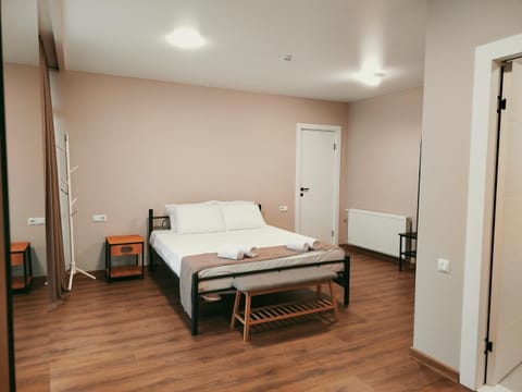 Bed, Bedroom, towels