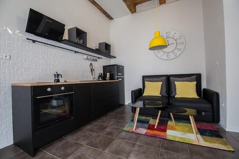 Kitchen or kitchenette, Living room, Seating area, Dining area