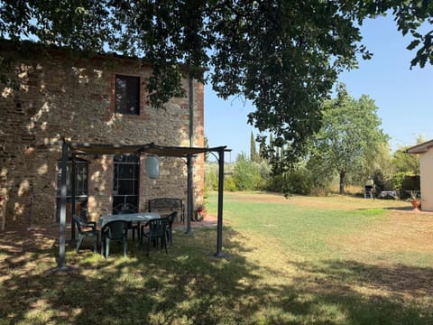 Property building, Facade/entrance, Garden, Dining area, Garden view