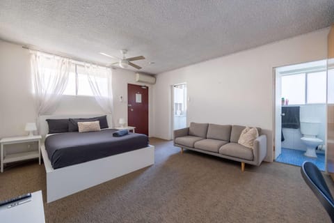 Bed, Living room, Photo of the whole room, Seating area, Bedroom