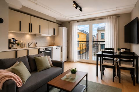 TV and multimedia, Coffee/tea facilities, View (from property/room), Balcony/Terrace, Kitchen or kitchenette, Living room, Seating area, Dining area