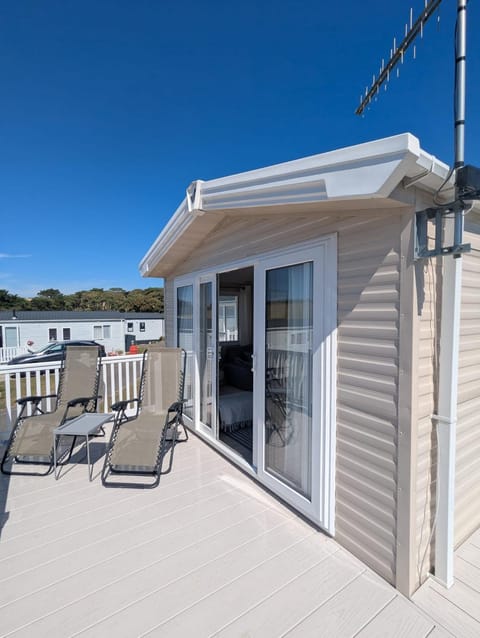 Property building, Patio, Balcony/Terrace, sunbed