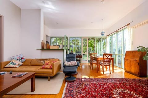 Living room, Seating area, Dining area, air conditioner