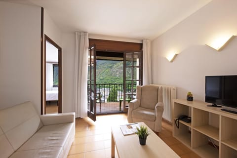 Communal lounge/ TV room, TV and multimedia, Living room, Seating area