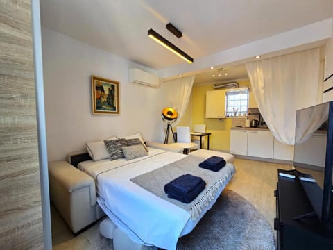 Bed, TV and multimedia, Photo of the whole room, Bedroom, towels, air conditioner