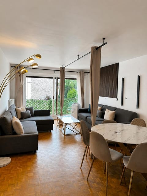 Communal lounge/ TV room, TV and multimedia, Living room, Seating area, Evening entertainment