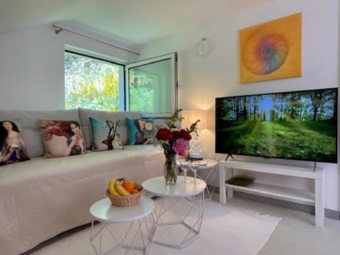 Communal lounge/ TV room, TV and multimedia, Living room, Evening entertainment