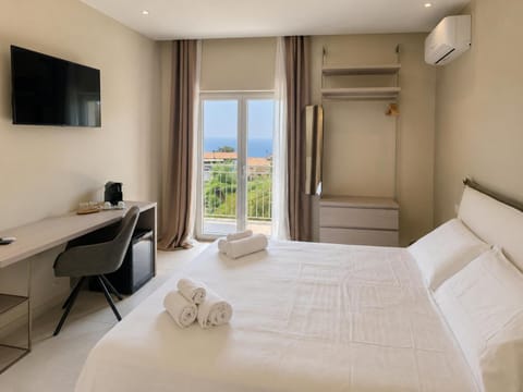 Bed, Bedroom, City view, Sea view