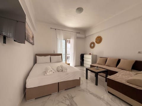 Bed, TV and multimedia, Living room, Photo of the whole room, Seating area, towels
