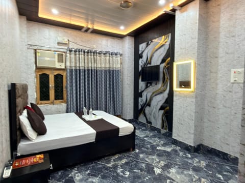 Photo of the whole room, air conditioner