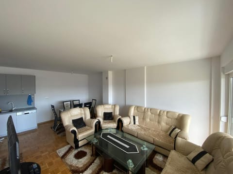 TV and multimedia, Living room, Seating area, Dining area, kitchen