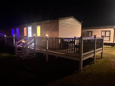 Property building, Night, Balcony/Terrace