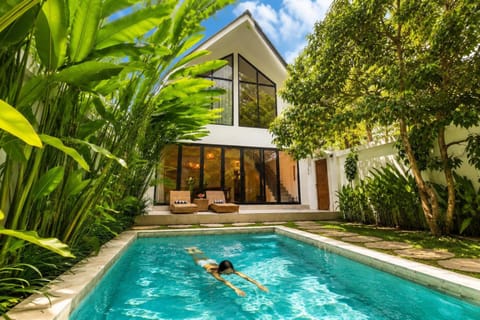 Property building, Facade/entrance, Balcony/Terrace, Garden view, Pool view, Pool view, Swimming pool, Swimming pool, Breakfast, Sunrise, sunbed, sunbed
