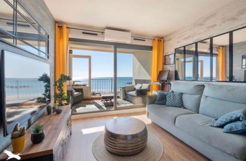 TV and multimedia, Balcony/Terrace, Living room, Seating area, Bedroom, Sea view