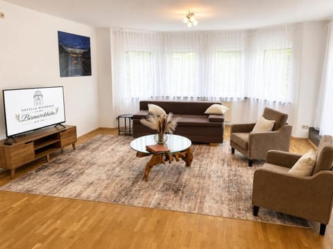 TV and multimedia, Living room, Evening entertainment