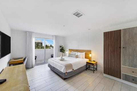 Bed, TV and multimedia, Photo of the whole room, Bedroom, towels, wardrobe