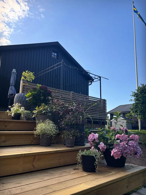 Property building, Day, Garden, Garden, Balcony/Terrace, Garden view