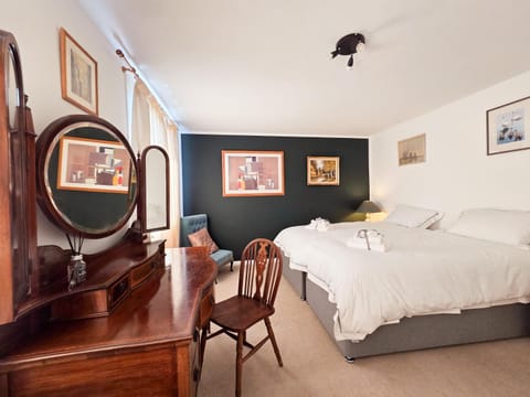 Bed, Photo of the whole room, Seating area, Bedroom