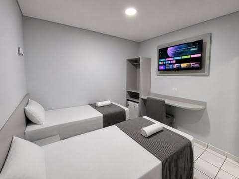 Bed, TV and multimedia, Photo of the whole room, Bedroom, towels