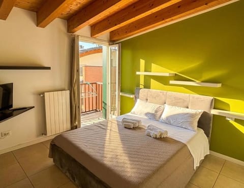 Bed, TV and multimedia, View (from property/room), Balcony/Terrace, Photo of the whole room, Bedroom, towels
