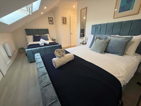 Bed, TV and multimedia, Living room, Photo of the whole room, Seating area, Bedroom