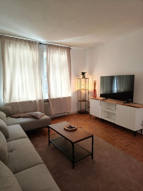 Communal lounge/ TV room, TV and multimedia, Living room, Seating area, Evening entertainment