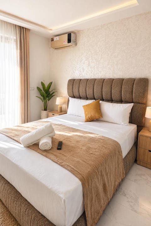 Bed, Photo of the whole room, Bedroom, air conditioner