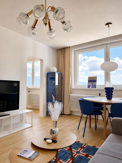 TV and multimedia, Living room, Seating area, Dining area