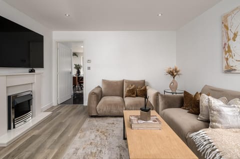 Communal lounge/ TV room, TV and multimedia, Living room, Seating area, Evening entertainment