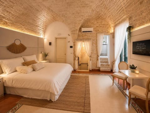 Bed, TV and multimedia, Living room, Photo of the whole room, Seating area, Bedroom, air conditioner