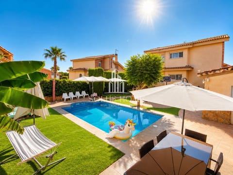 Property building, Patio, Day, Garden, Garden view, Pool view, Swimming pool, sunbed