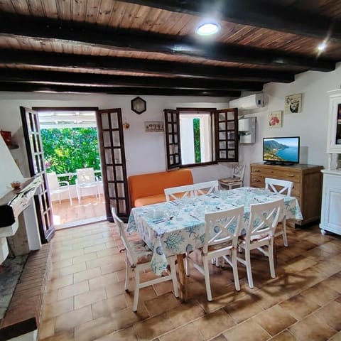 Communal lounge/ TV room, TV and multimedia, Living room, Dining area, internet
