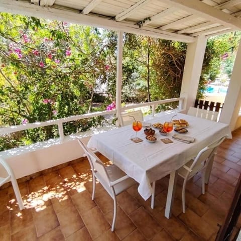Day, Balcony/Terrace, Seating area, Dining area, Food, Garden view