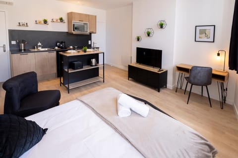 Bed, TV and multimedia, Kitchen or kitchenette, Dining area