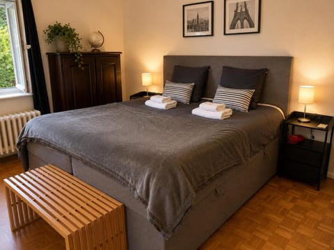 Bed, Photo of the whole room, Bedroom, towels