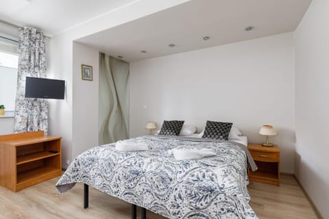 Bed, TV and multimedia, Photo of the whole room