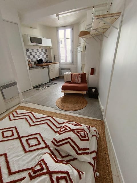 Bed, Kitchen or kitchenette, Living room, Photo of the whole room, Seating area, Bedroom