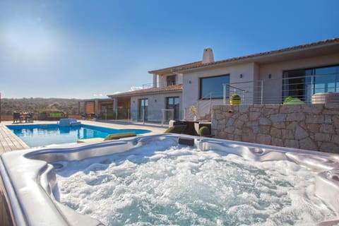 Property building, Hot Tub, Swimming pool
