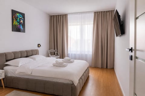 Bed, TV and multimedia, Photo of the whole room, Bedroom, towels
