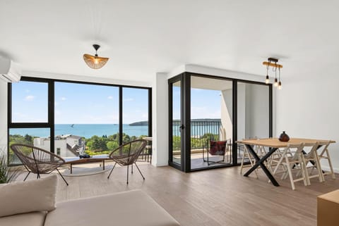 Natural landscape, View (from property/room), Balcony/Terrace, Living room, Seating area, Dining area, Sea view