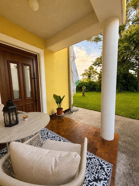 Garden, Seating area, Garden view
