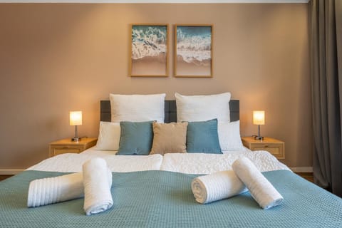 Bed, Bedroom, towels