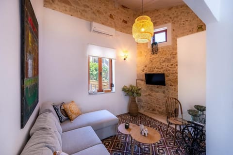 TV and multimedia, Living room, Seating area, air conditioner